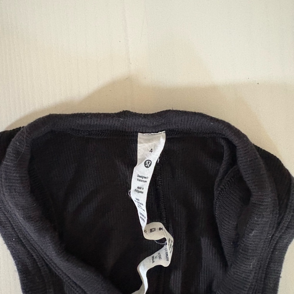 Lululemon black cropped tank top